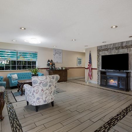 Quality Inn & Suites Medford Airport Eksteriør bilde