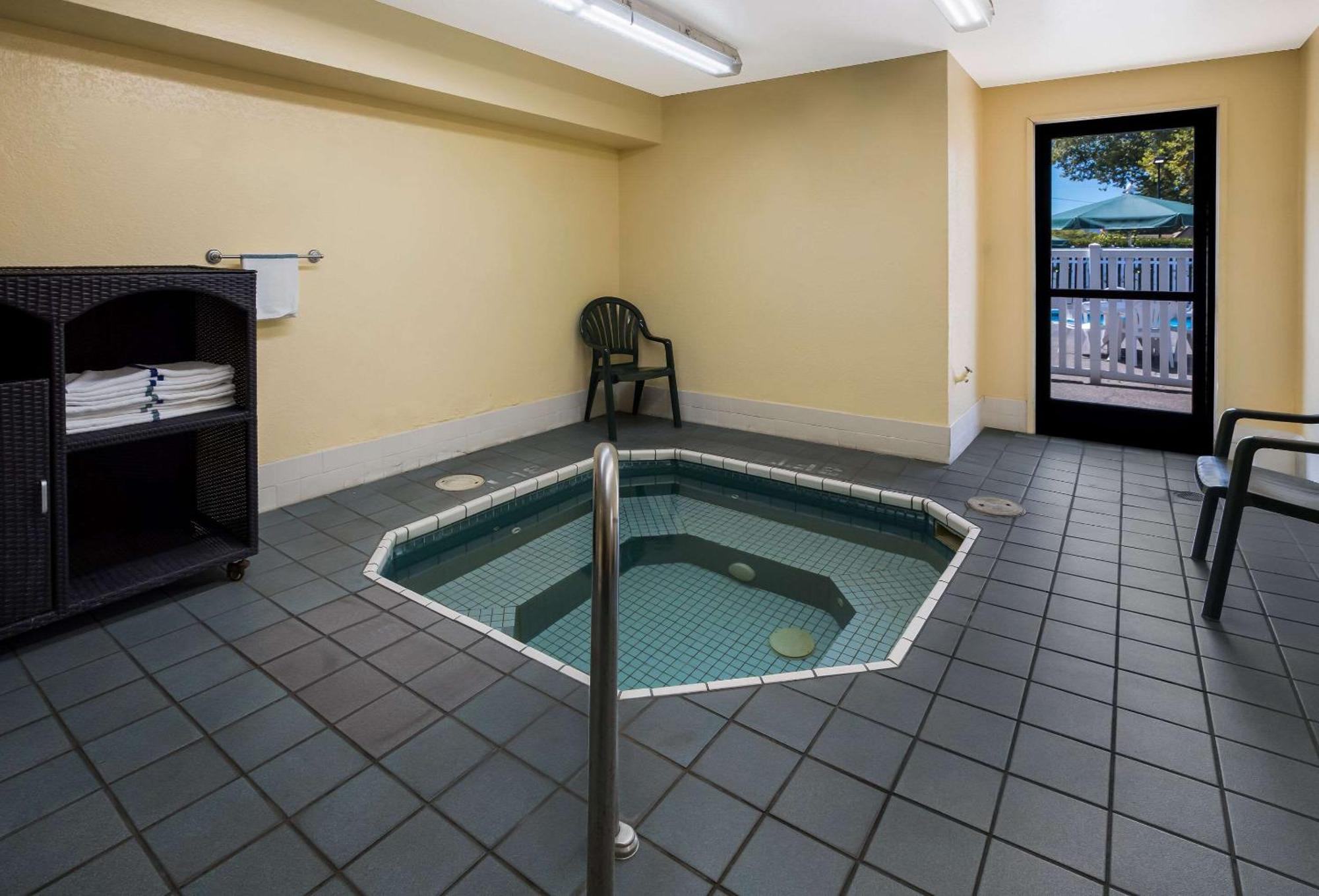 Quality Inn & Suites Medford Airport Eksteriør bilde