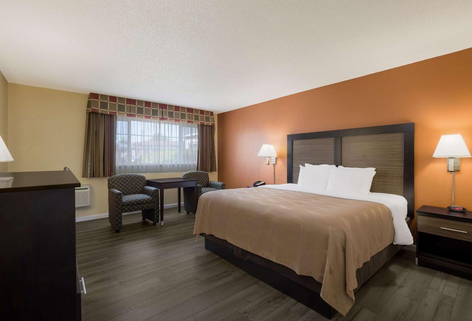 Quality Inn & Suites Medford Airport Eksteriør bilde