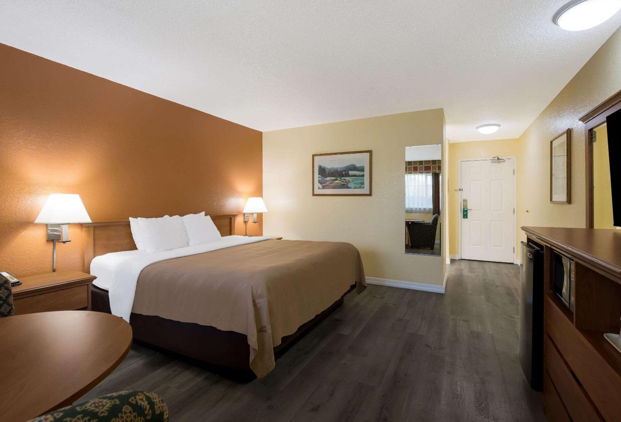Quality Inn & Suites Medford Airport Eksteriør bilde
