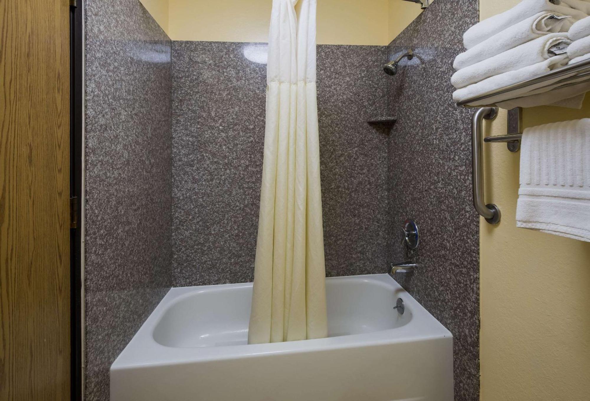 Quality Inn & Suites Medford Airport Eksteriør bilde