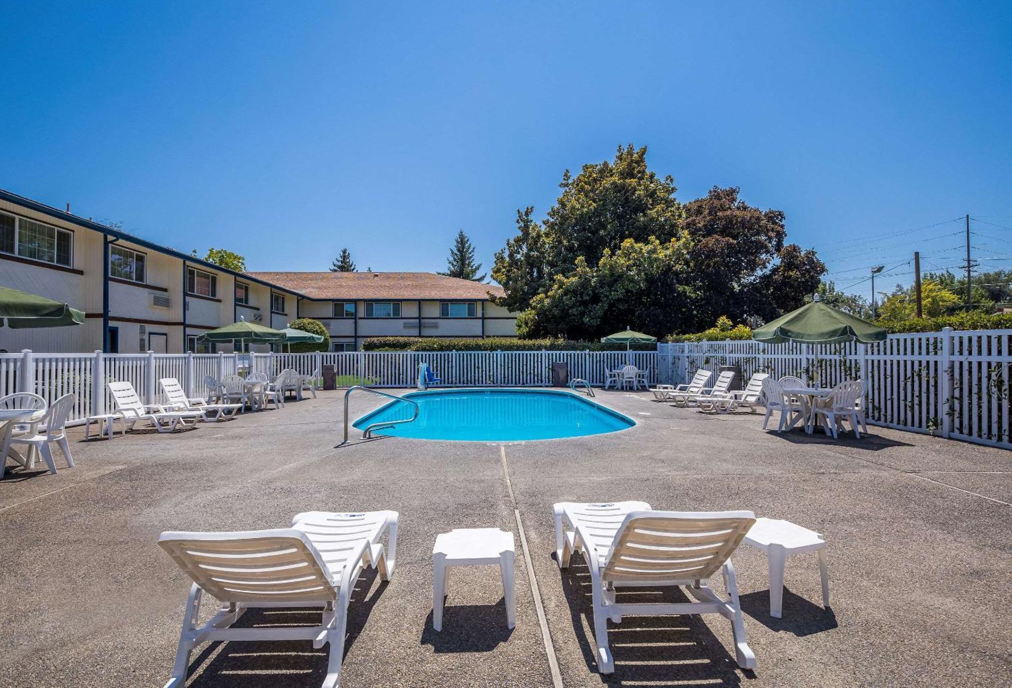 Quality Inn & Suites Medford Airport Eksteriør bilde