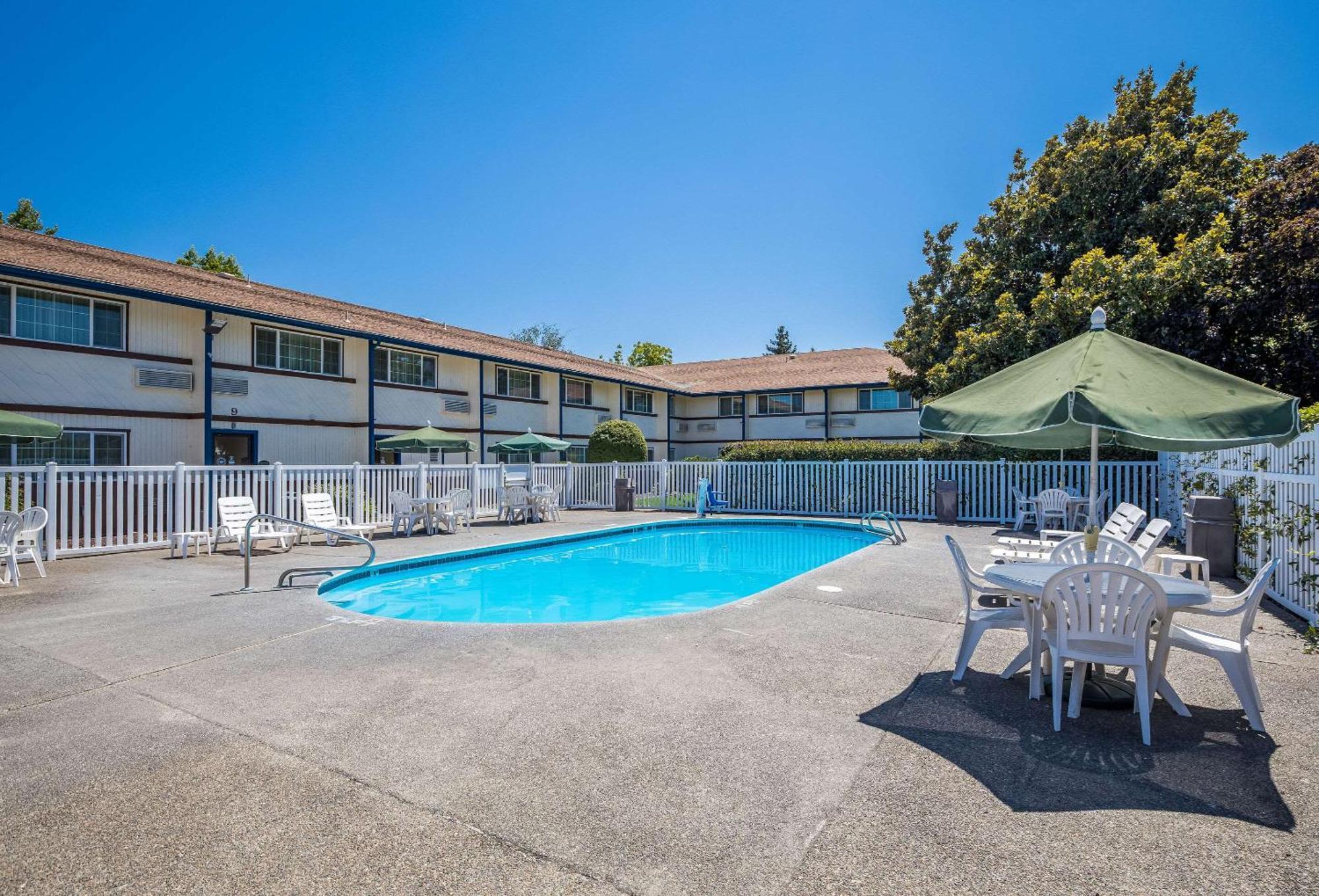 Quality Inn & Suites Medford Airport Eksteriør bilde